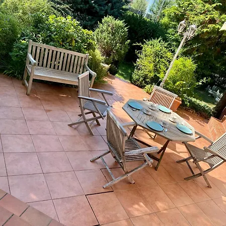 Inge's Arthouse & Gardenlounge, Bei Frankfurt Eschborn