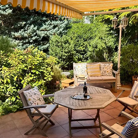 Inge's Arthouse & Gardenlounge, Bei Frankfurt Eschborn